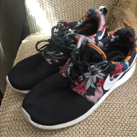 Nike Shoes - WMNS Nike Roshe One Print Size 9.5 599432-090